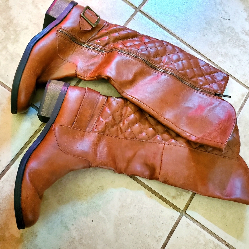 Size 6.5 M brown boots